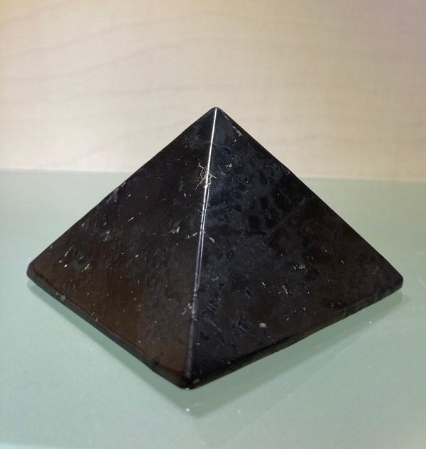Pyramide Schungit in Geschenkschachtel, 6cm